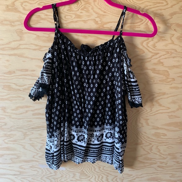 Shoulder less T-shirt - Picture 2 of 3